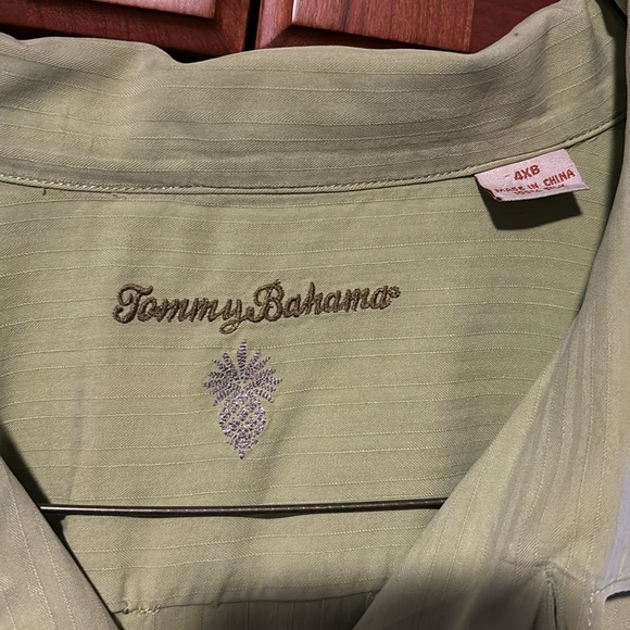 Tommy Bahama men’s button down casual short sleeve shirt.  Light green. - Picture 2 of 3